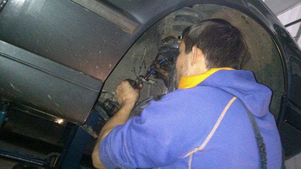 заміна гальмівних шлангів та гальмівних дисків 4