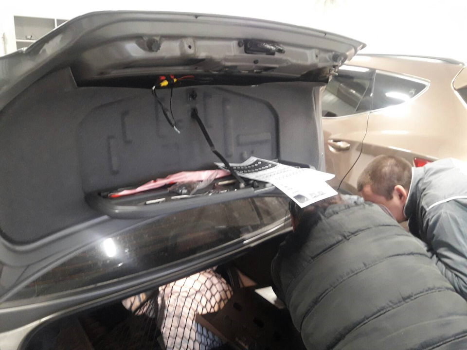 Камера заднього виду та значки 3