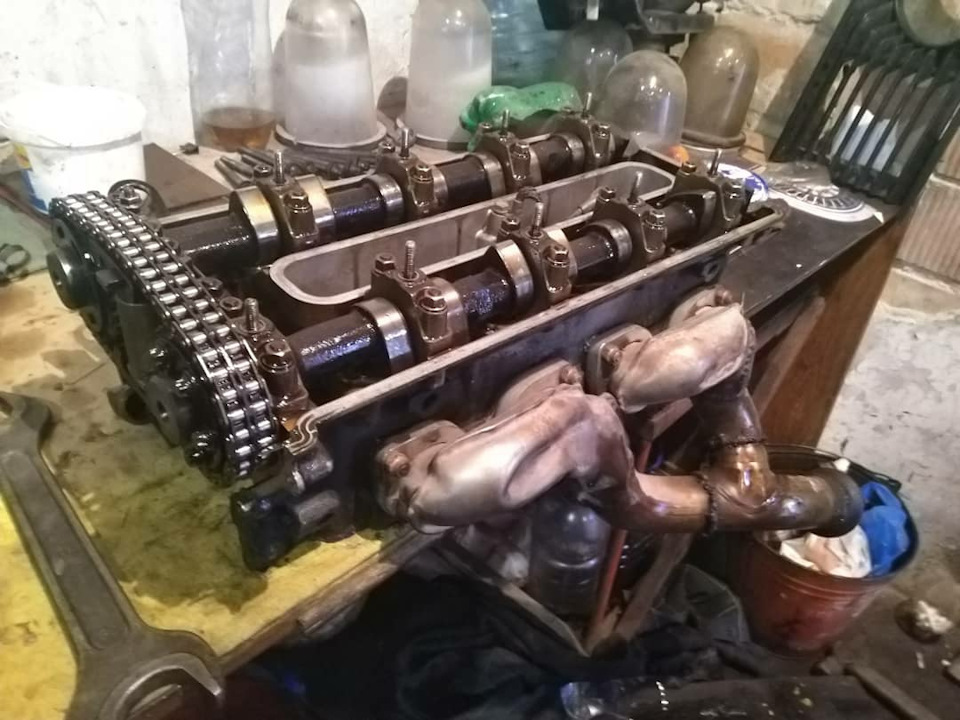 Поршні та голова на базі. 5