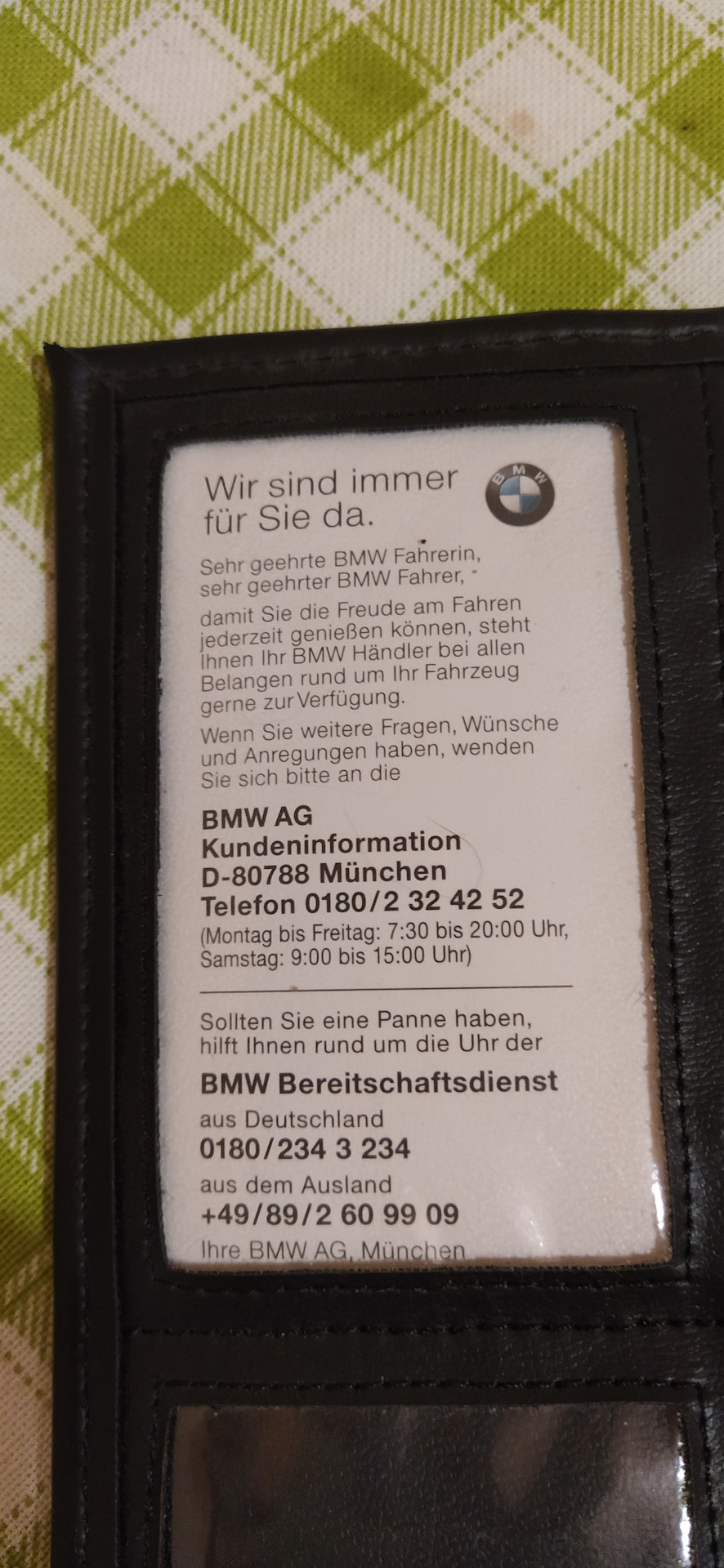 Брошури BMW у бардачку. 3