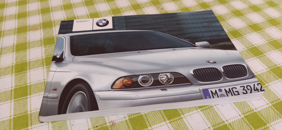 Брошури BMW у бардачку. 4