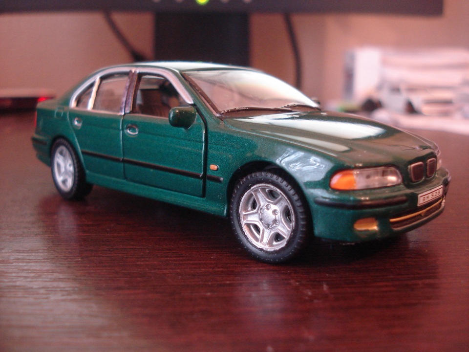 BMW 528i 1:43 5