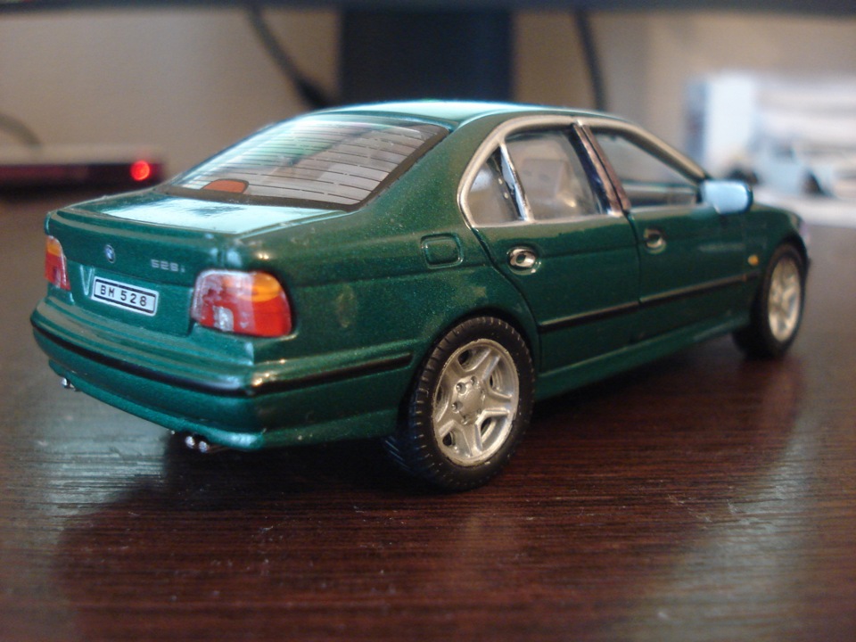 BMW 528i 1:43 4