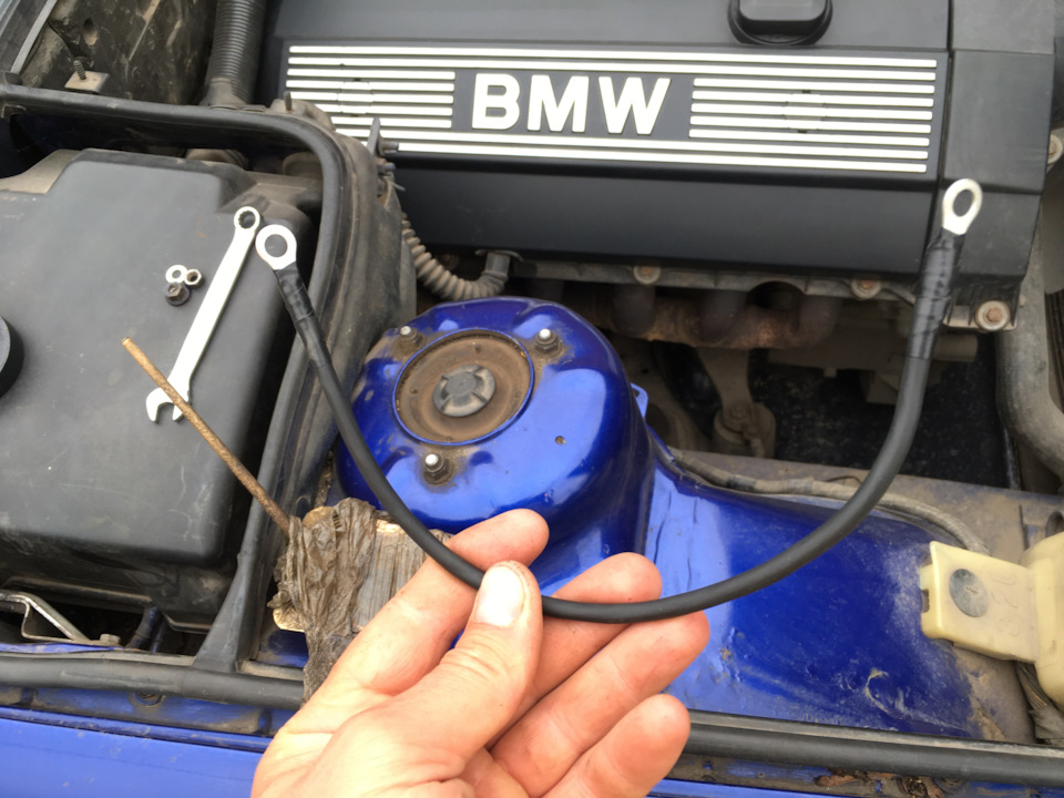 Виготовив та встановив перемичку маси капота на BMW E34 1