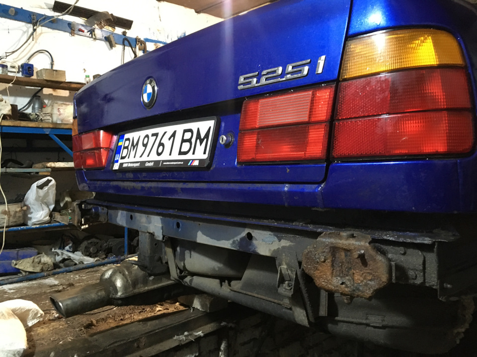 Обломило один із кузовних кронштейнів кріплення глушника BMW E34 1