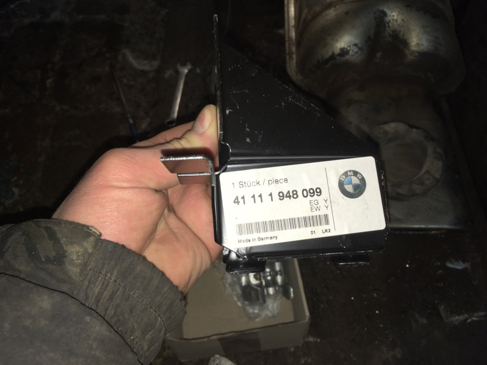 Обломило один із кузовних кронштейнів кріплення глушника BMW E34 5