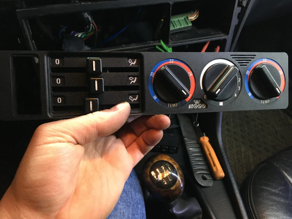 Заміна лампочки підсвічування керування пічкою BMW E34