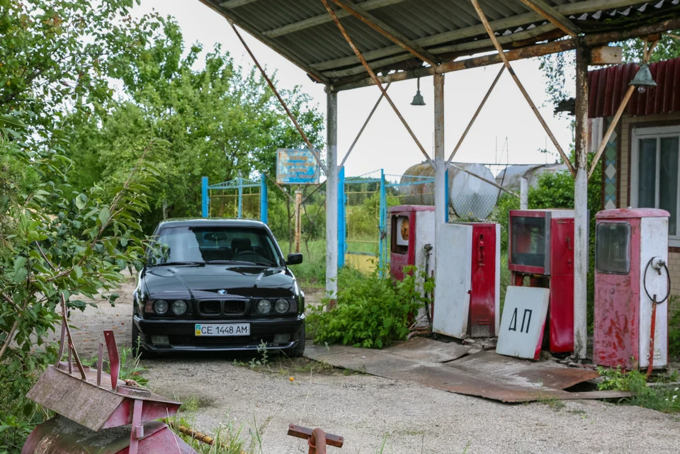 Стара бензоколонка та Е34