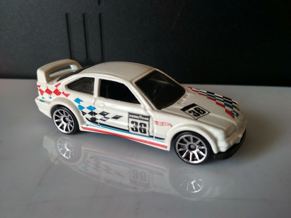 Хоббі. Hot Wheels BMW 4