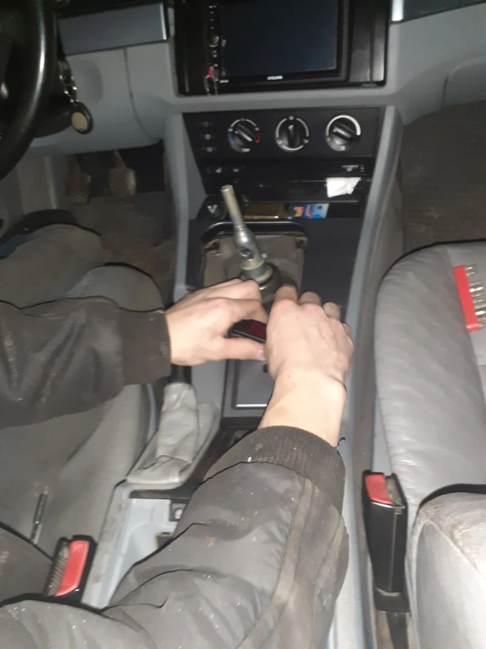 Не тримає важіль ручника та його ремонт.