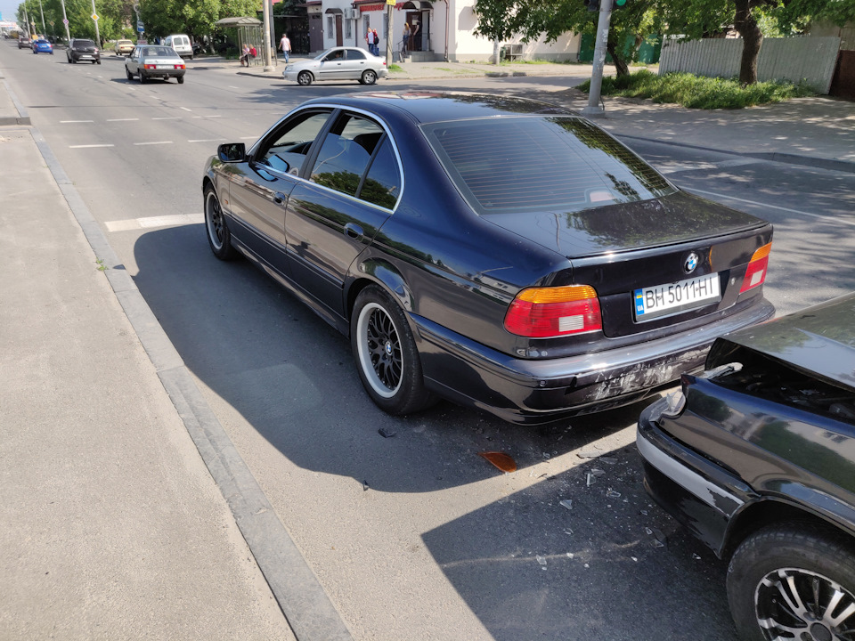 День, вулиця, світлофор, ну і BMW (класика жанру) 4