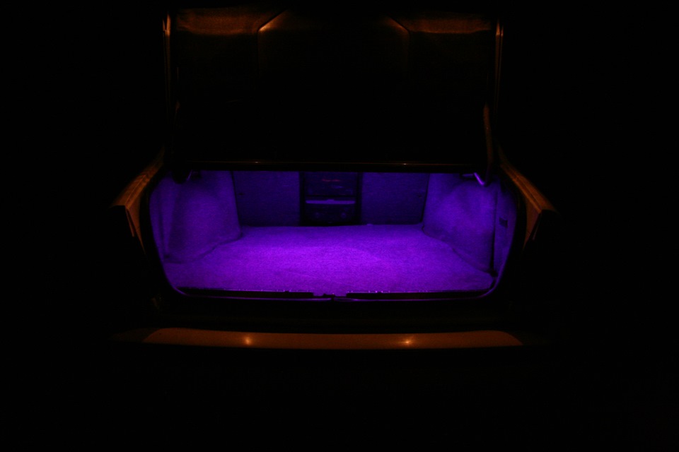 запилило RGB світло в багажнику 5