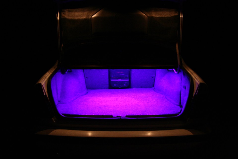 запилило RGB світло в багажнику 4