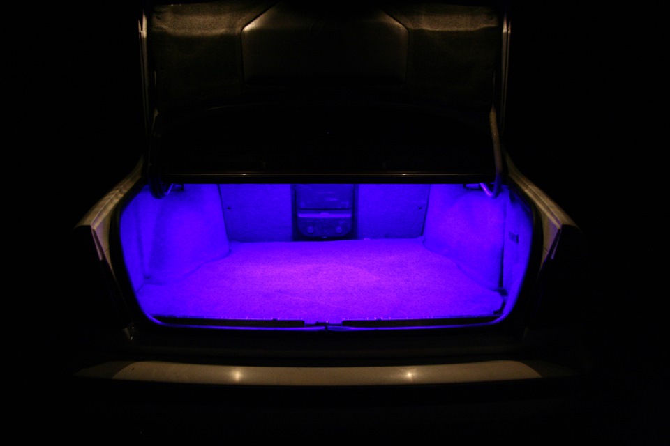 запилило RGB світло в багажнику 3
