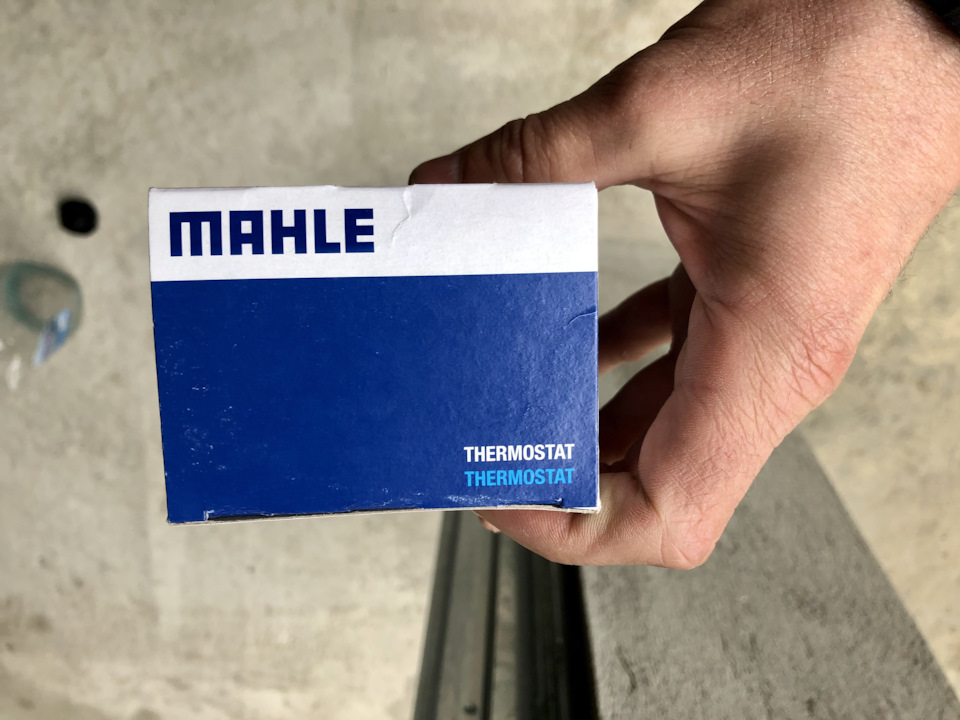 Стрілка температури у червоній зоні. 5