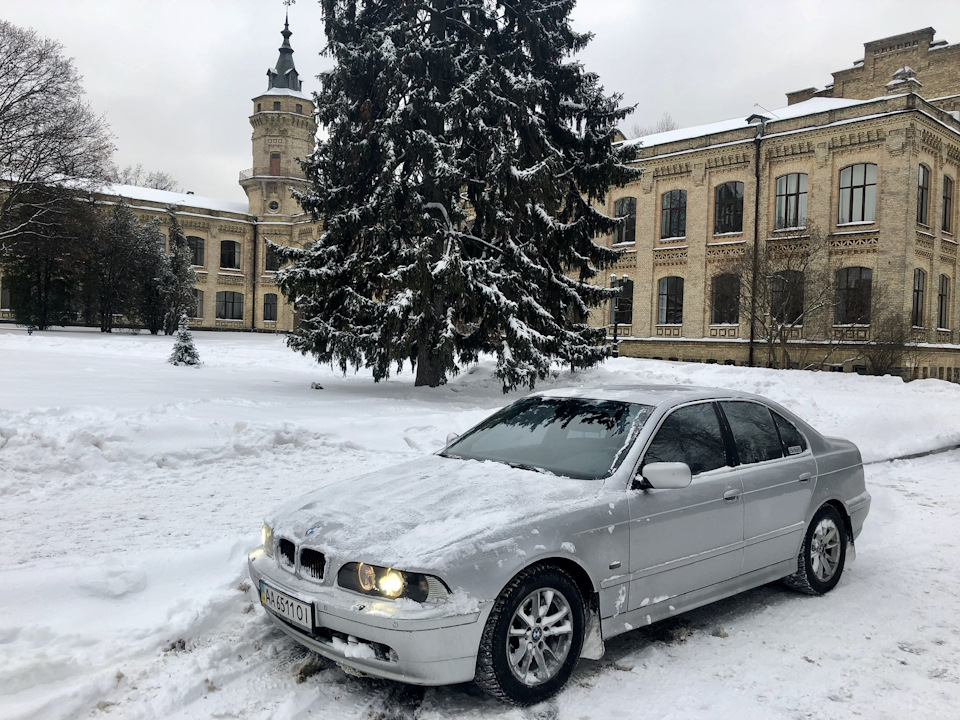 18-річна, задньопривідна BMW 530i взимку. 1