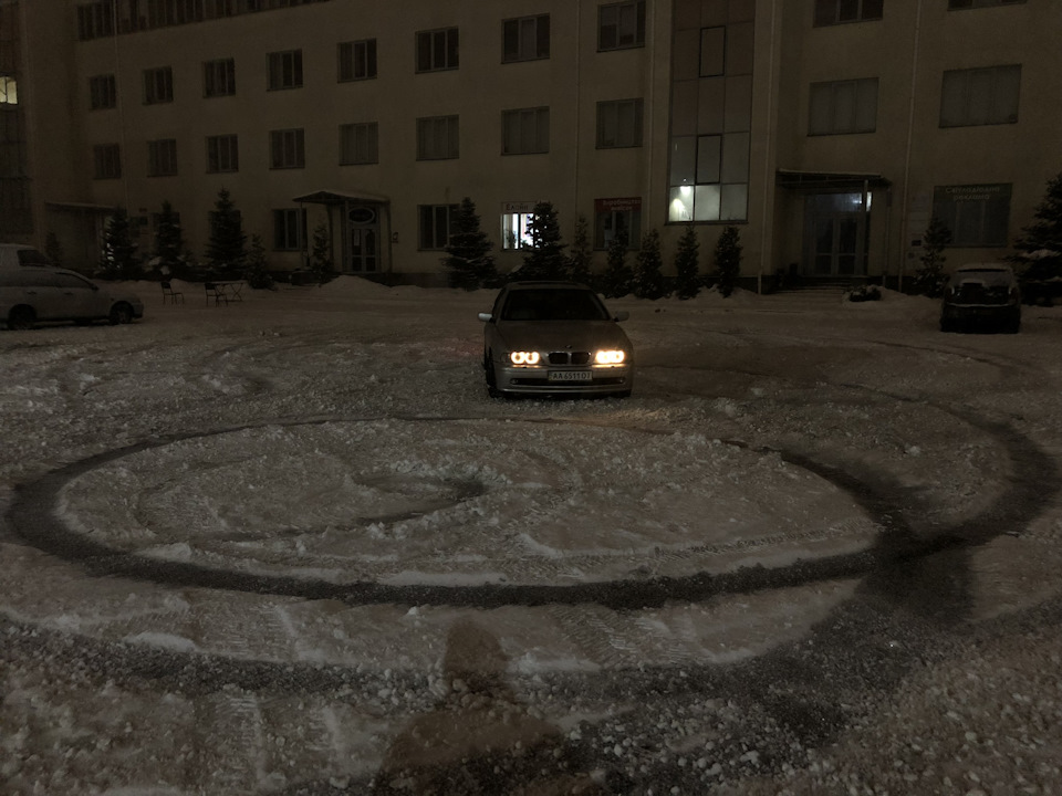 18-річна, задньопривідна BMW 530i взимку. 2