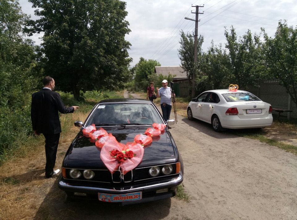 Побув машиною нареченого на сільському весіллі 3