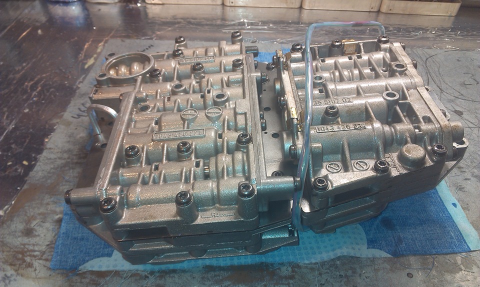 Чистка гідроблоку АКПП 4HP22 та гідроблок 4HP22 EN для порівняння 2