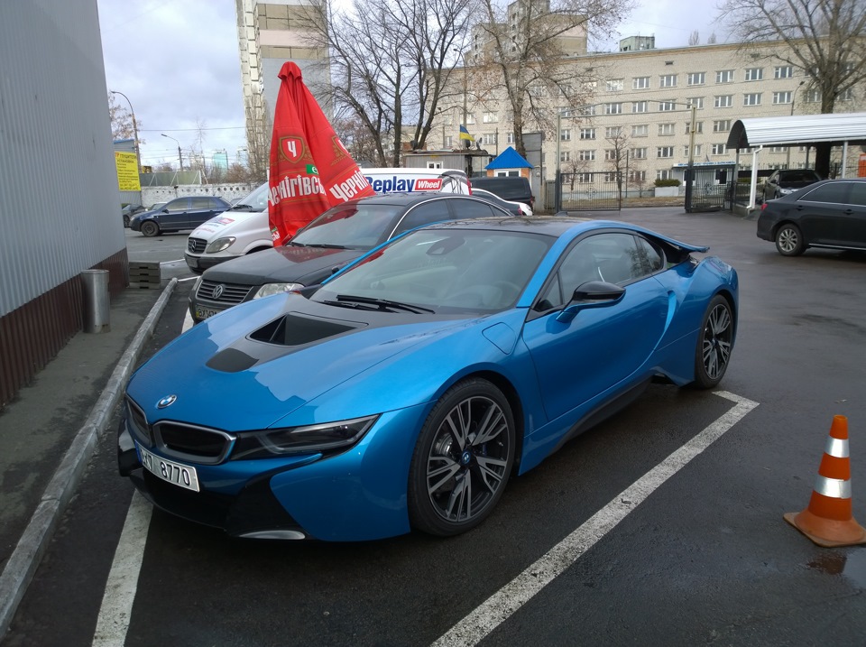 BMW i8 на вулиці, люди в шоці 1