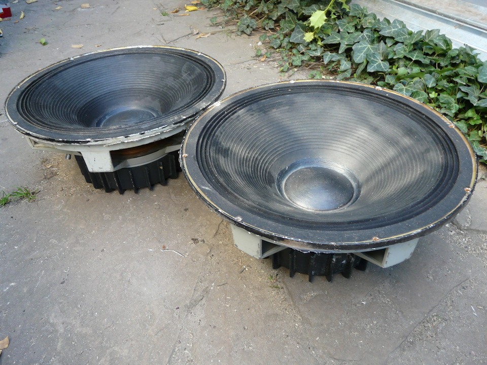 Продаю 2 сабвуфери 15 дюймів Чутливість 110 db 1