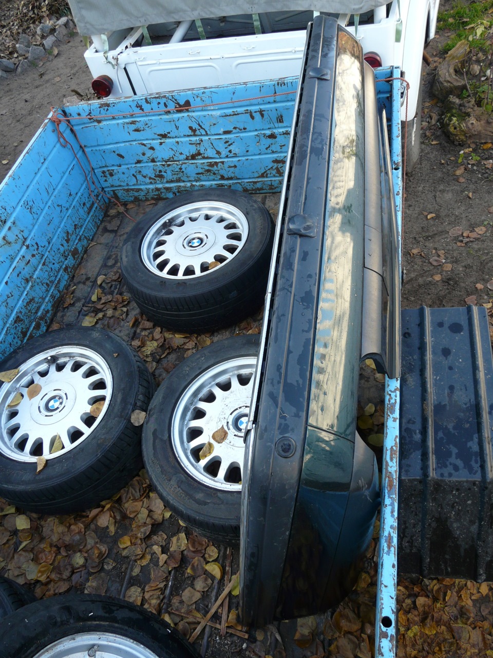 Продам задній бампер зі стоковими датчиками парктроніка. Колір 324 (Oxfordgreun metallik). 2