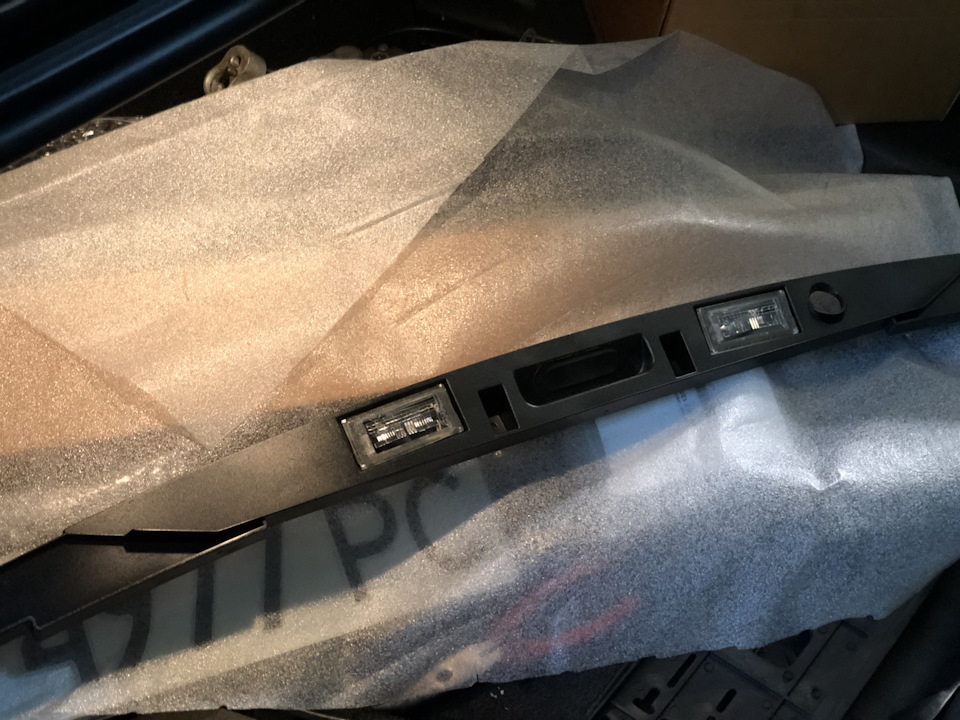 Заміна планки підсвічування номерного знака BMW 51137134036 3