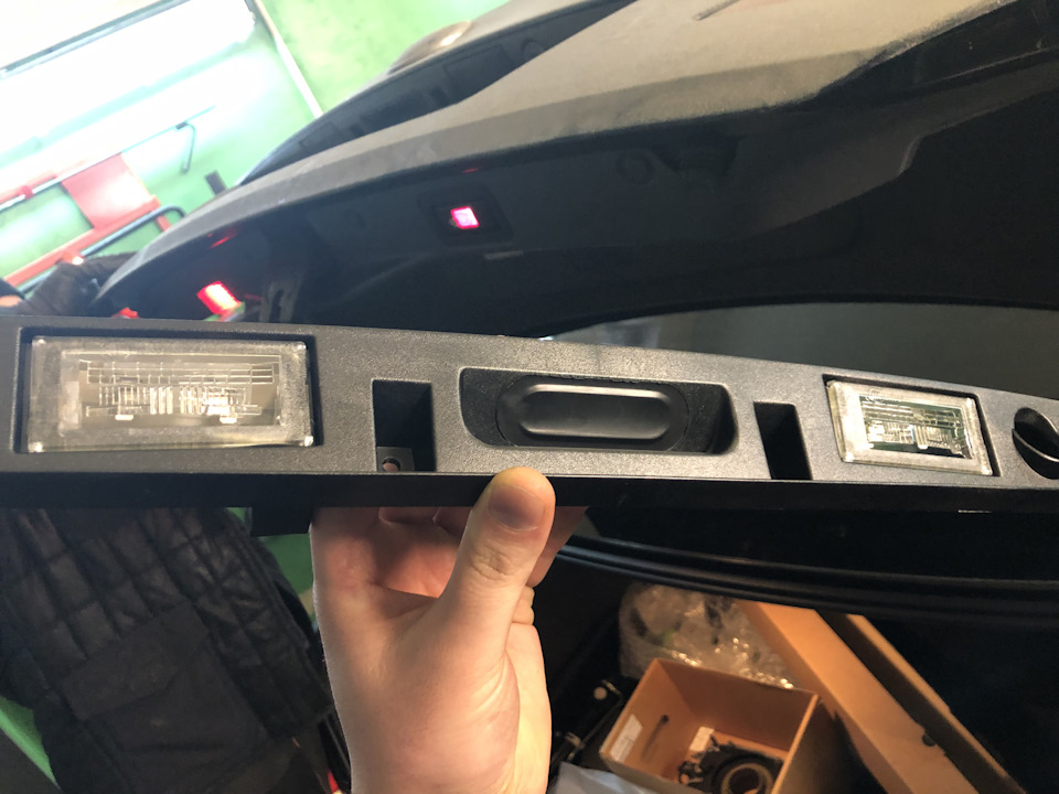 Заміна планки підсвічування номерного знака BMW 51137134036 1