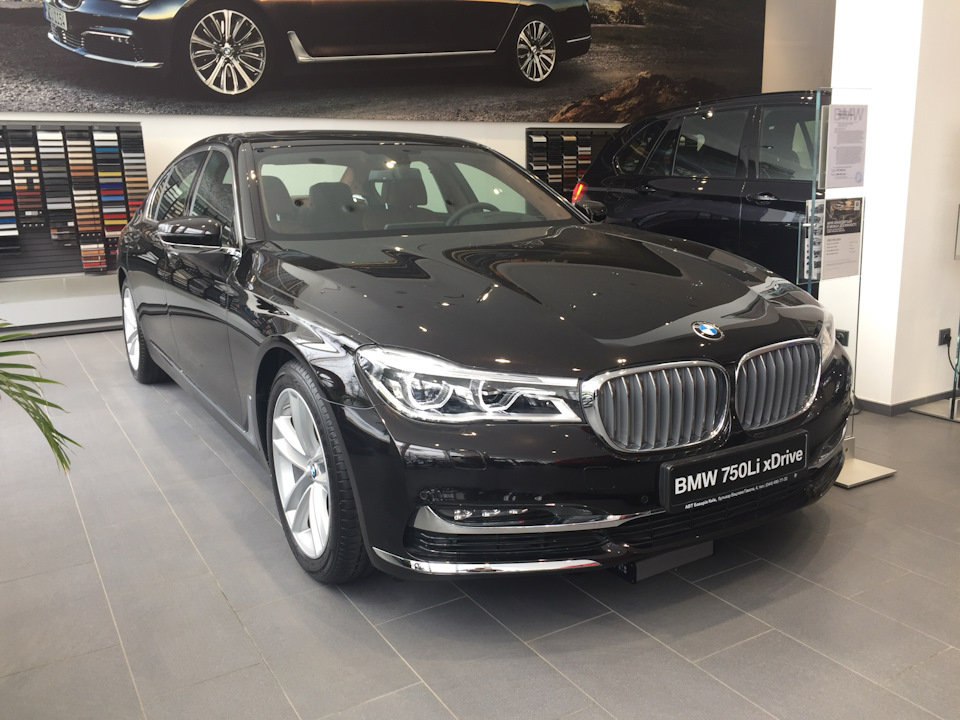 Заїжджав до дилера BMW. 5