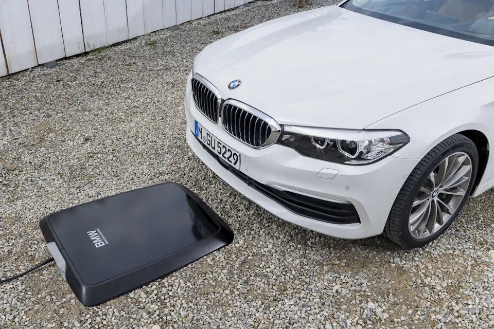 BMW випустить бездротову зарядну станцію