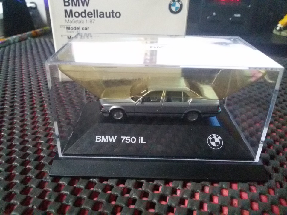 Колекційна масштабна модель BMW Е32 4