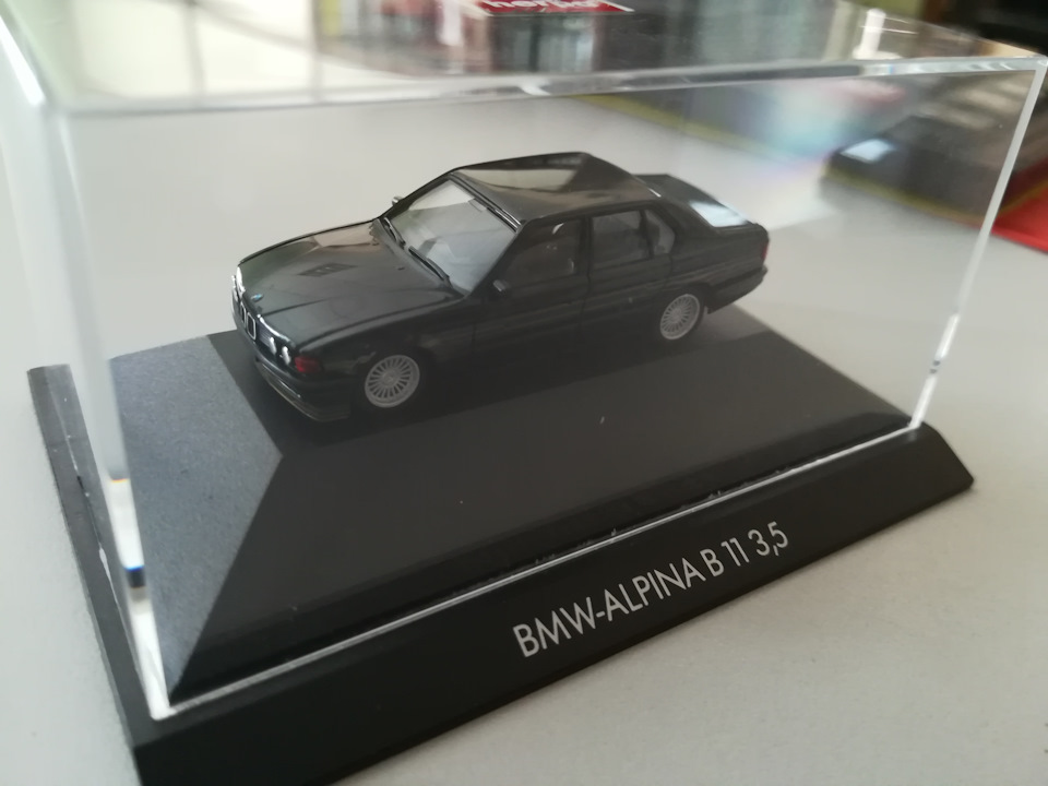 Масштабна модель BMW E32/Alpina B11 1