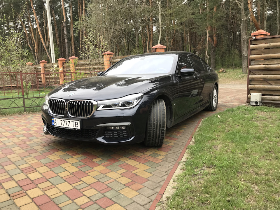 Фото біля будинку 1