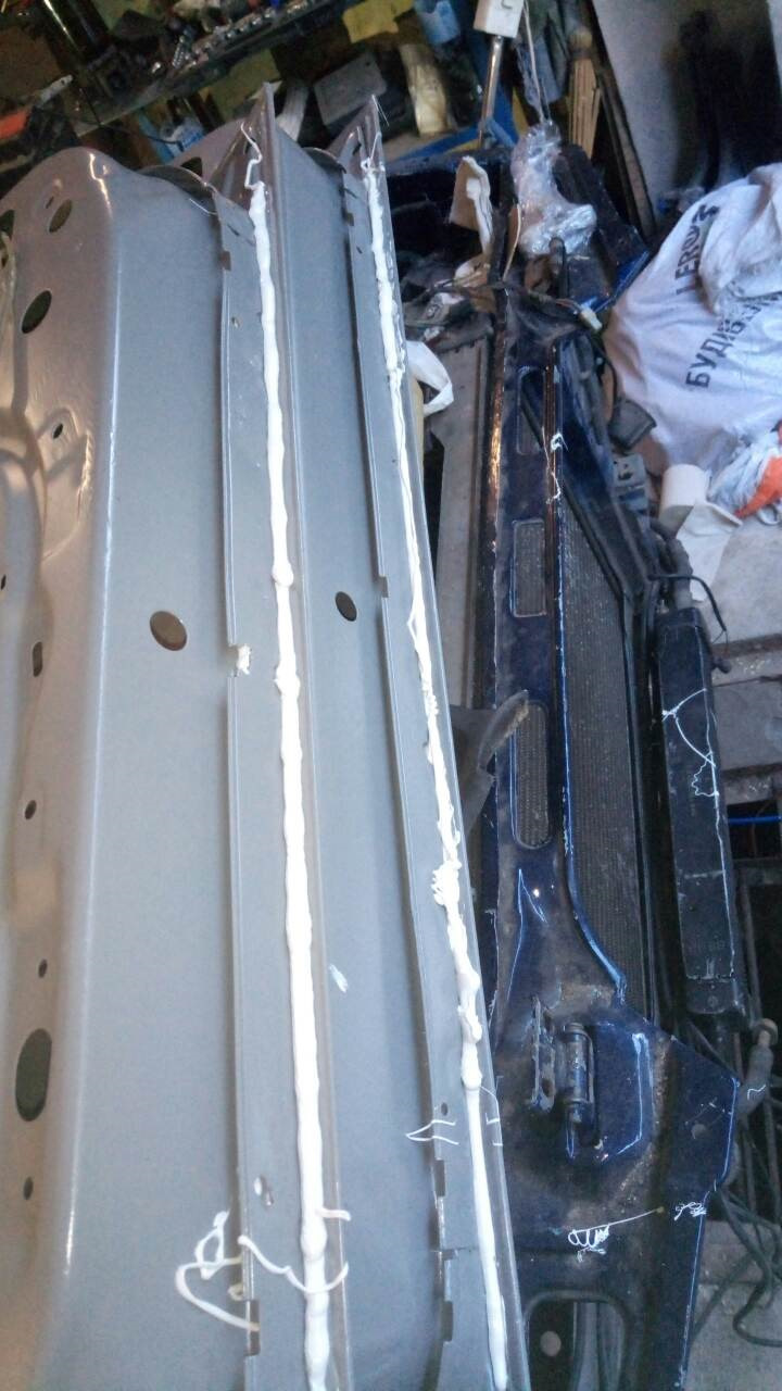 Робота не квапливо рухається. Обробив двері 1