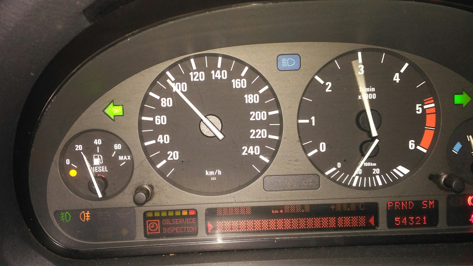 Стрілка тахометра чіпляє стрілку витратоміра BMW e38 2