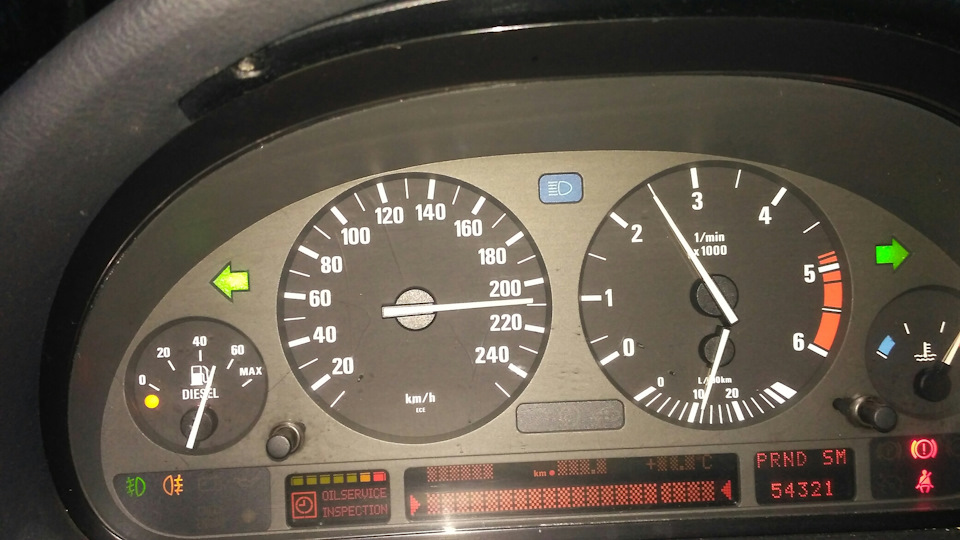 Стрілка тахометра чіпляє стрілку витратоміра BMW e38 1