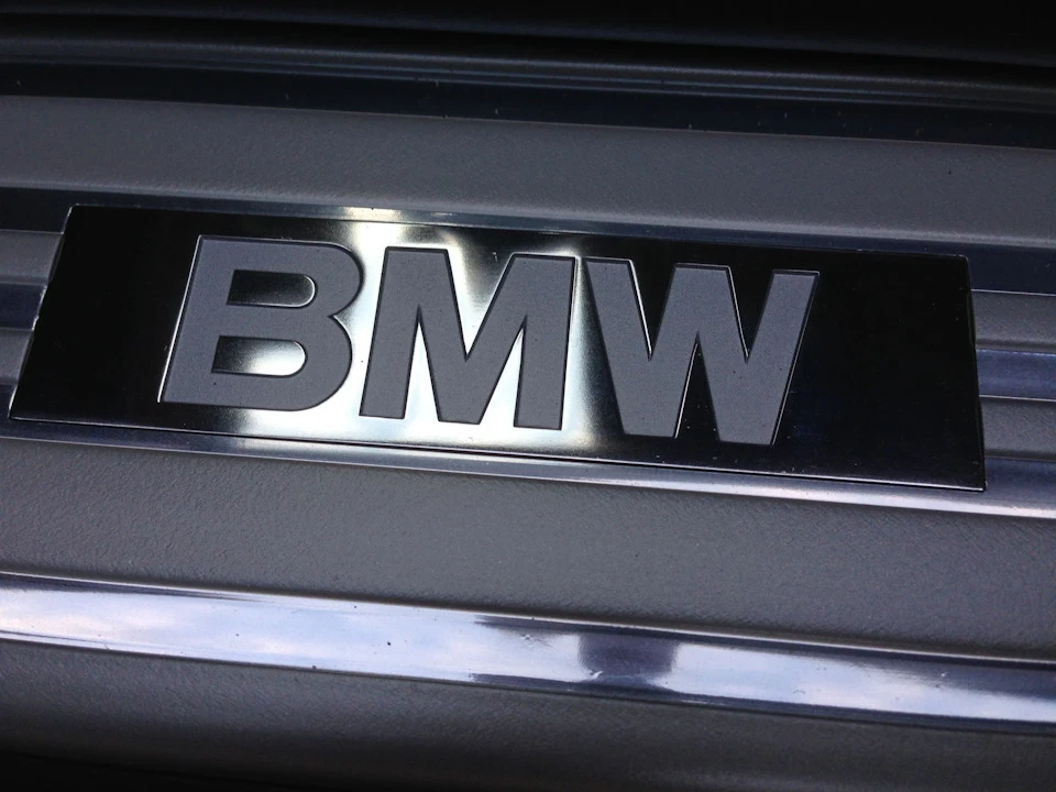Рестайлінгові накладки порогів BMW