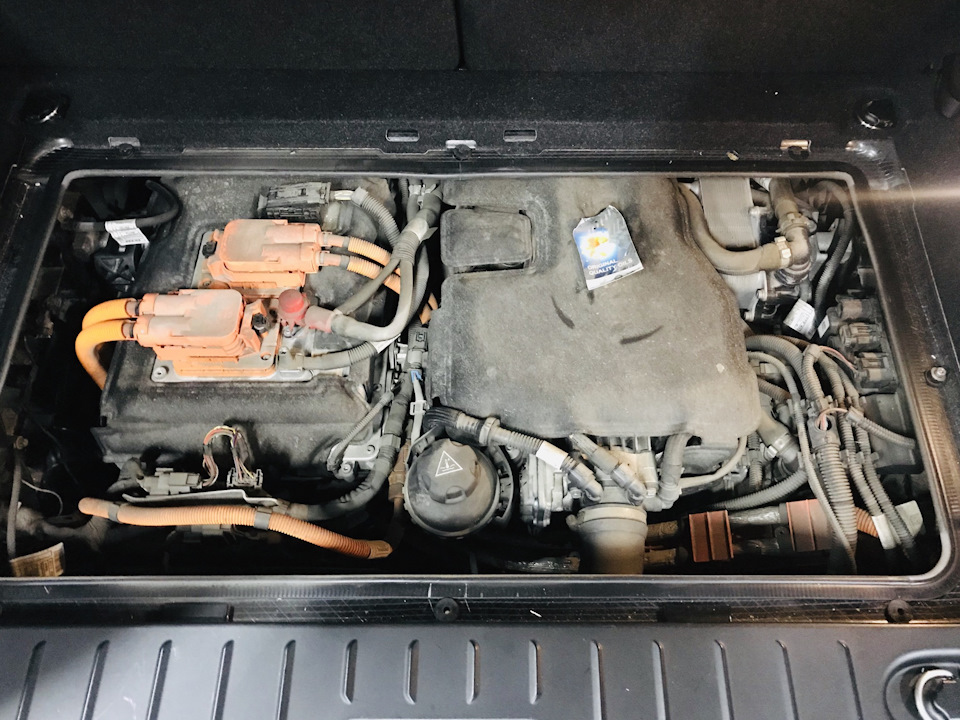 Змінюємо масло в ДВС на BMW i3 REX 3