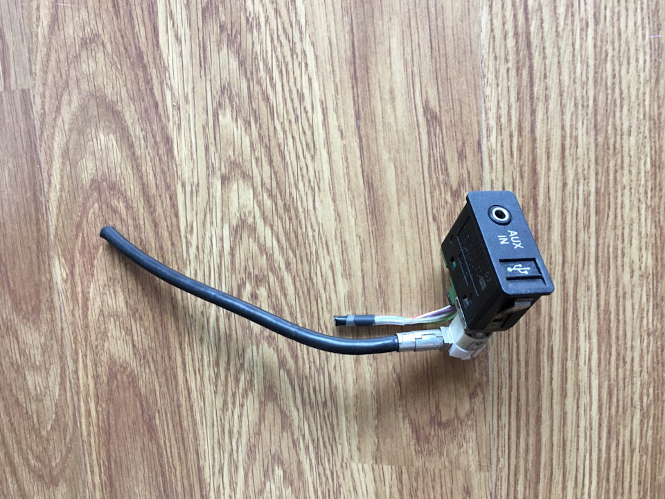 USB/ Aux У штатне місце е36 1