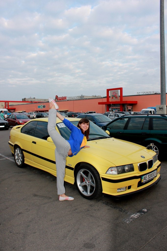 Спортивним автомобілям спортивні дівчата. 2
