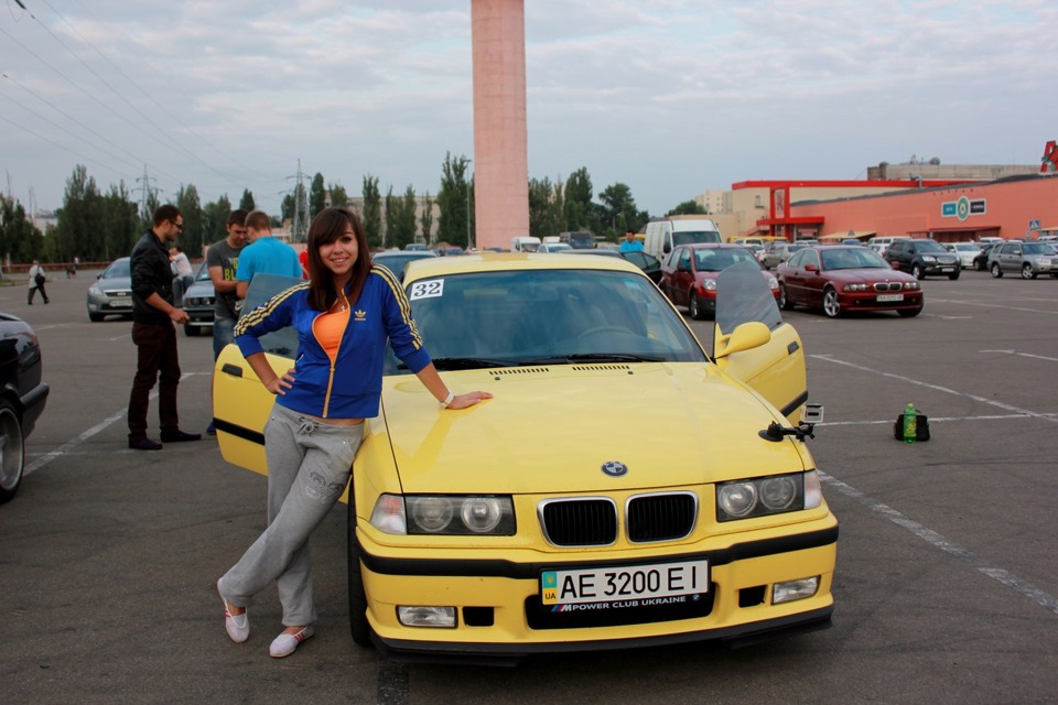 Спортивним автомобілям спортивні дівчата. 1
