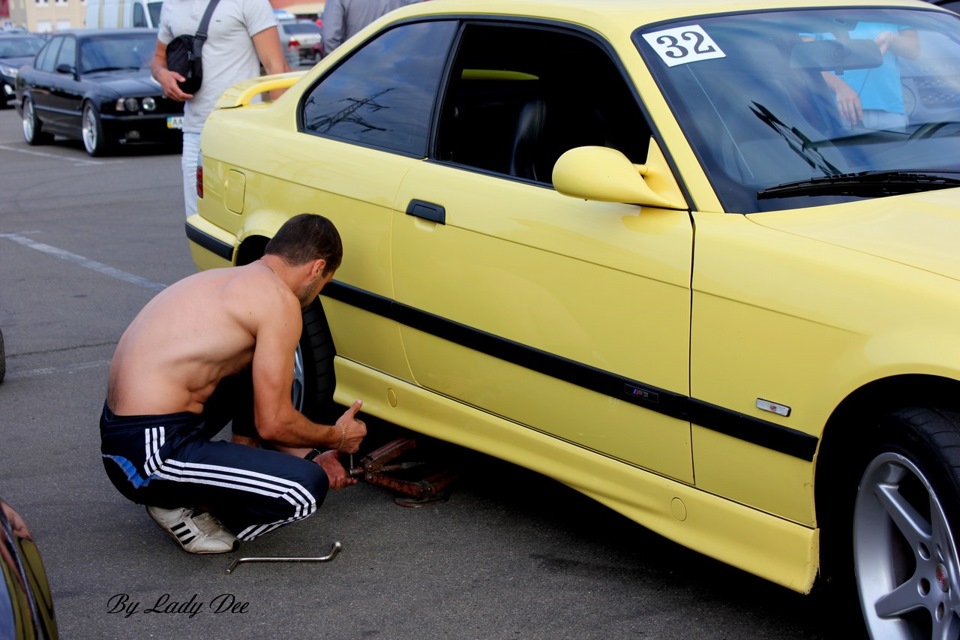 Спортивним автомобілям спортивні дівчата. 3