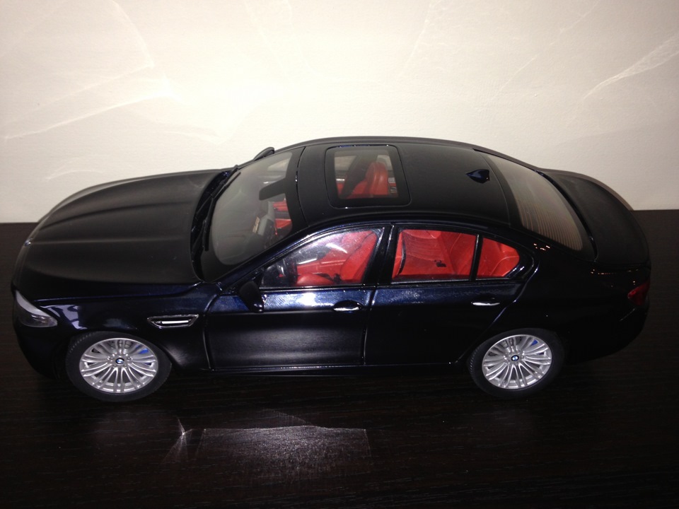 BMW M5 F10 Individual azurite/sakhir orange 1:18 5