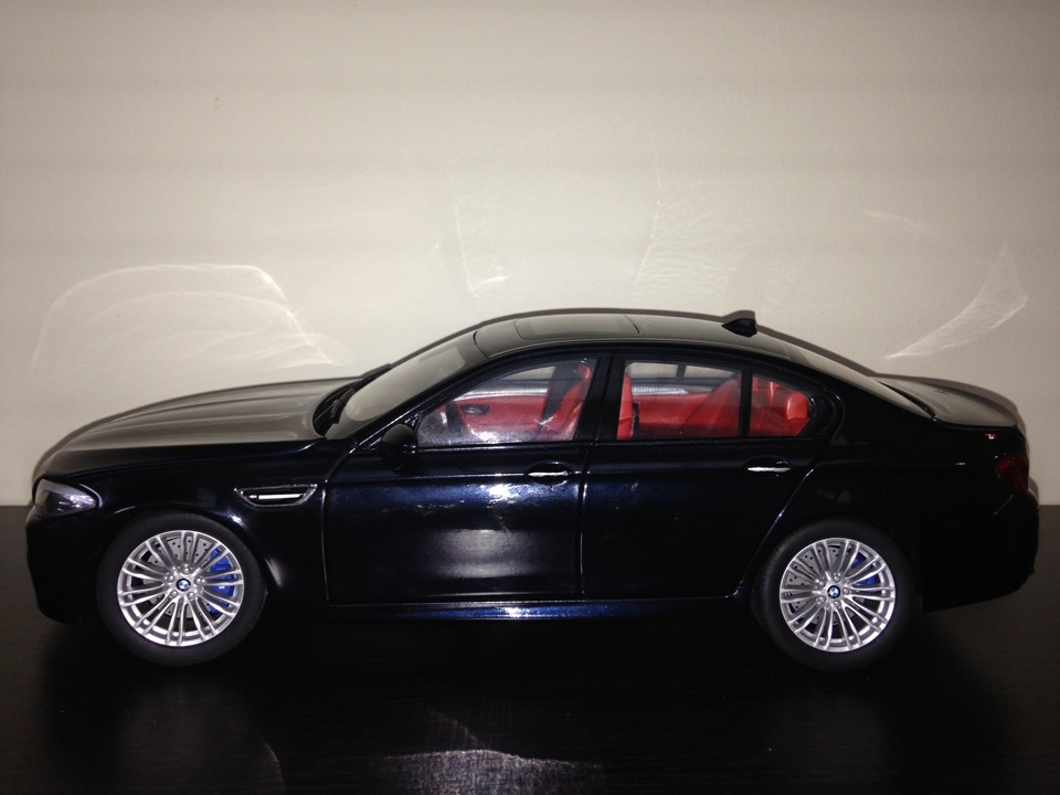 BMW M5 F10 Individual azurite/sakhir orange 1:18 2