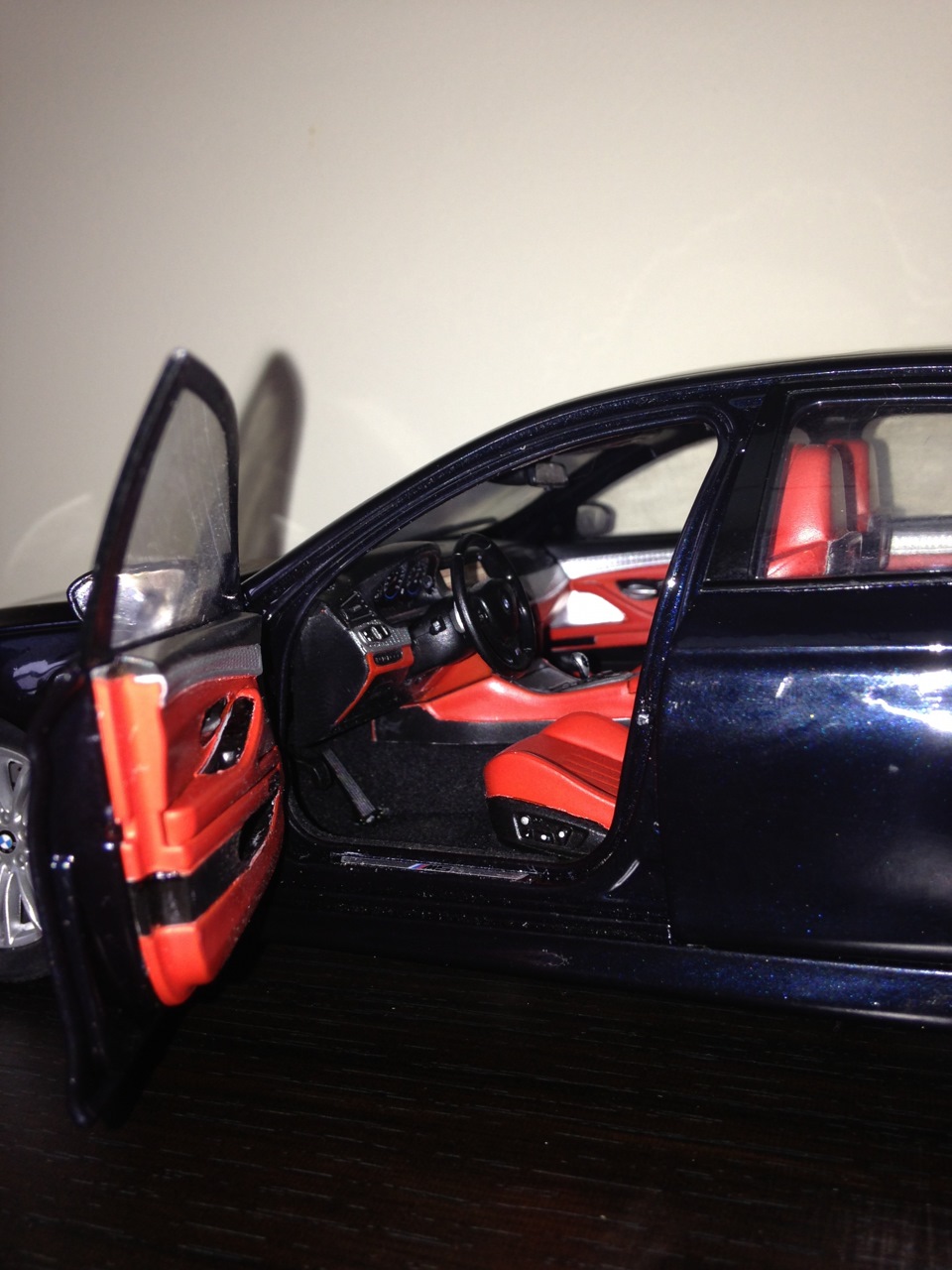 BMW M5 F10 Individual azurite/sakhir orange 1:18 3