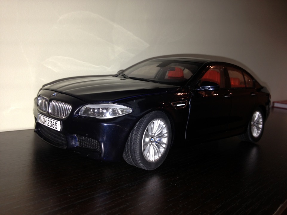 BMW M5 F10 Individual azurite/sakhir orange 1:18 1