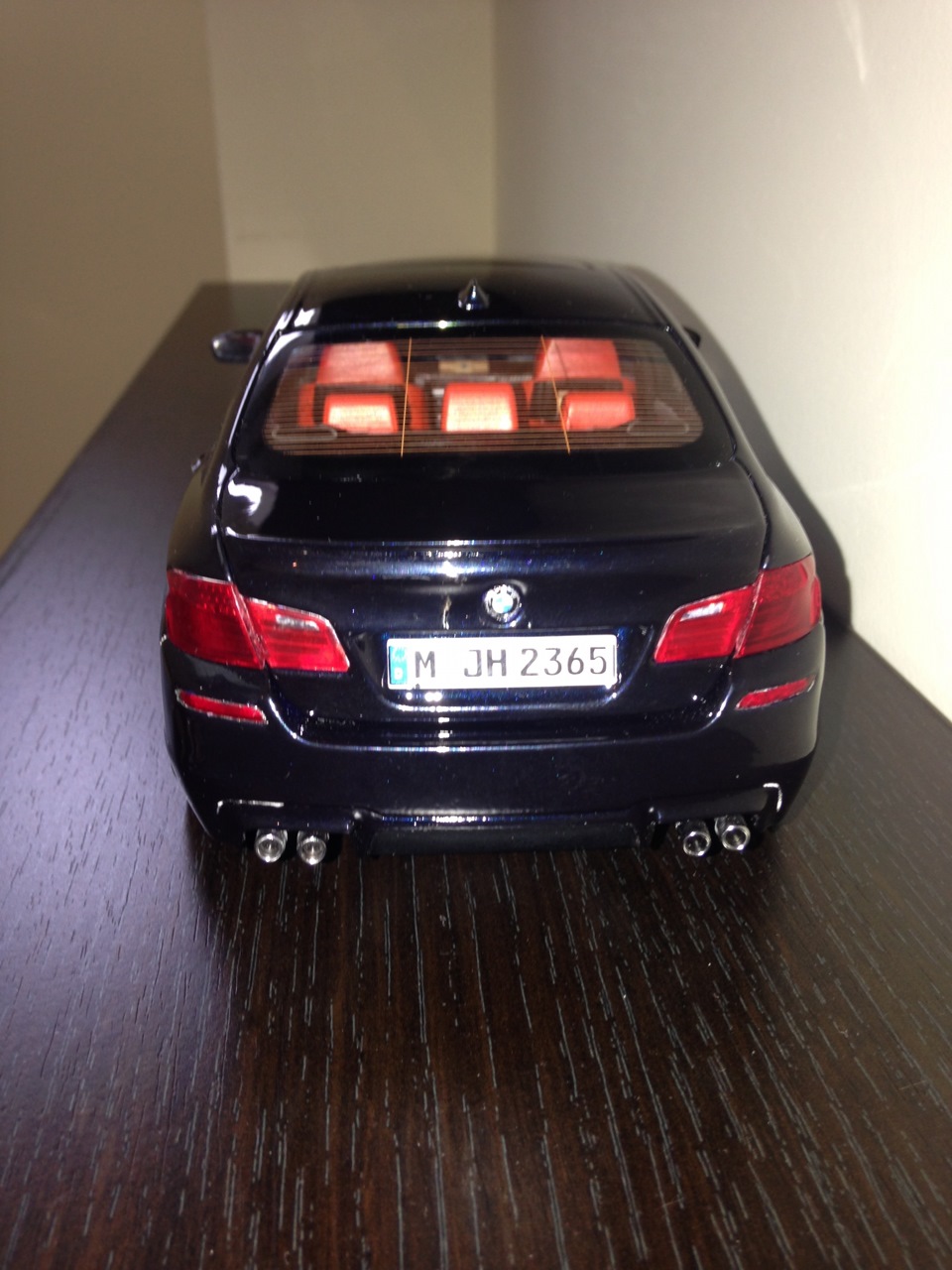 BMW M5 F10 Individual azurite/sakhir orange 1:18 4