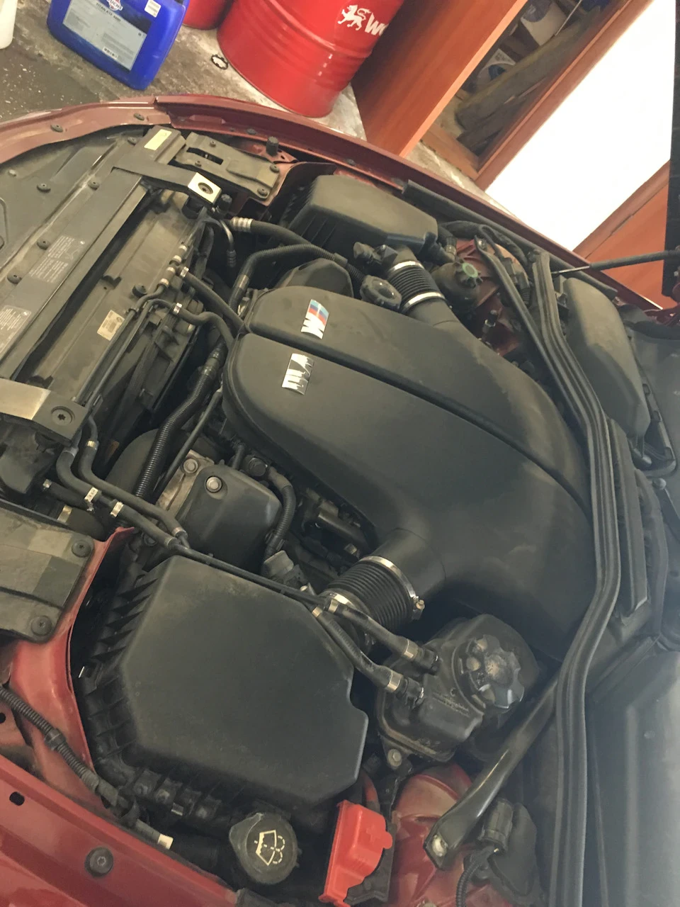 Заміна повітряного фільтра двигуна BMW m6 ⒶⓀⓎⓁⒶ