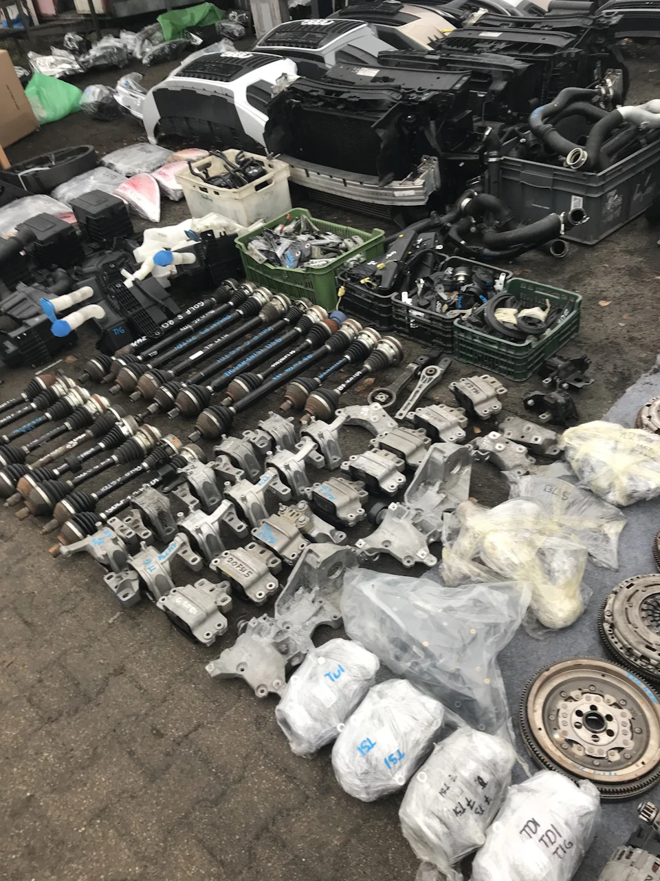 Базар автозапчастин у Познані.
