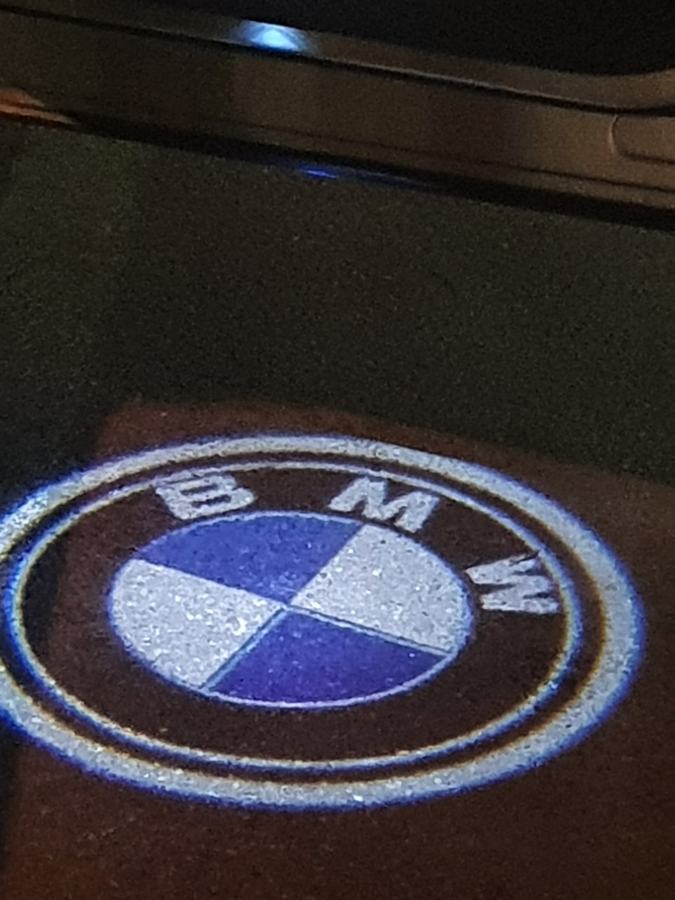 Проекция на землю с логотипом BMW 1
